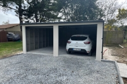 Double garage en béton enduit